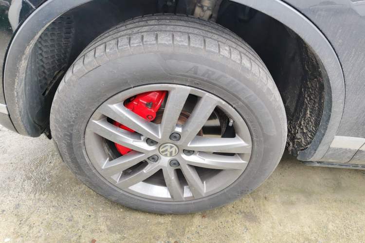 Used Volkswagen Touareg 2017 3.0 TSI Touareg Edition Left Front Wheel Hub