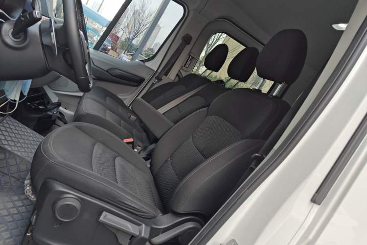 Used SAIC MAXUS Xintu V90 2024 ZhiJie 2.0T Automatic Front-Wheel-Drive Short Wheelbase Mid-Height Design with Single Rear Tire—5/6 Seater
