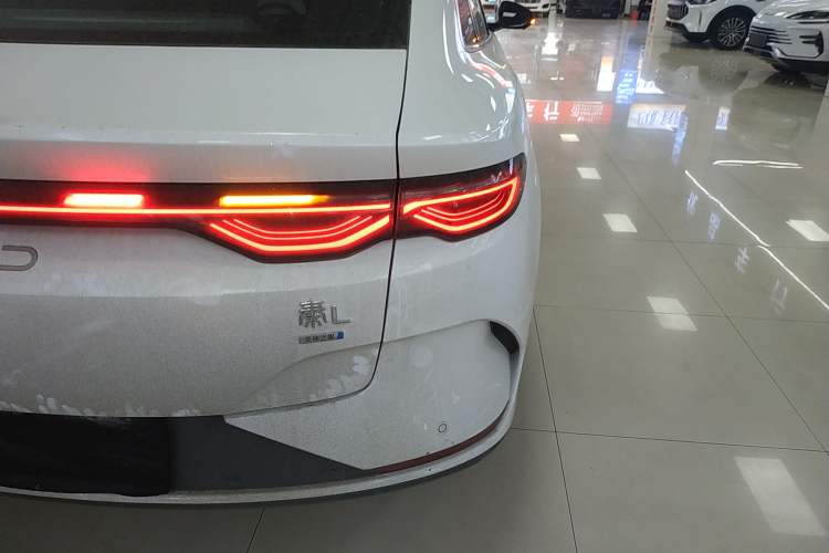 Used BYD Qin L 2025 EV 470KM Leading Edition Right Rear Taillight