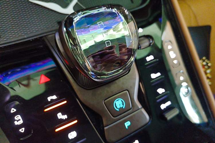 Used Denza D9 2022 DM-i 1040 Prestige Model