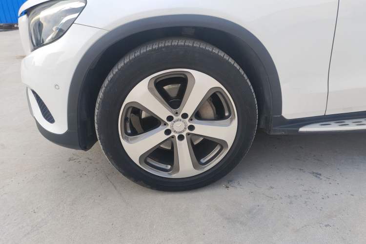 Used Mercedes-Benz GLC 2016 GLC 260 4MATIC Luxury Model Exterior 4