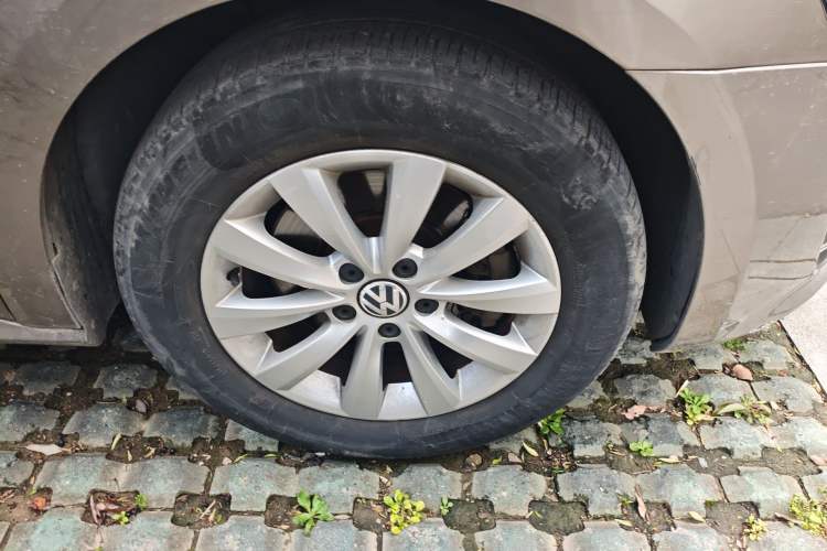 Used Volkswagen Passat 2013 1.8TSI DSG Prestige Edition Right Front Wheel Hub