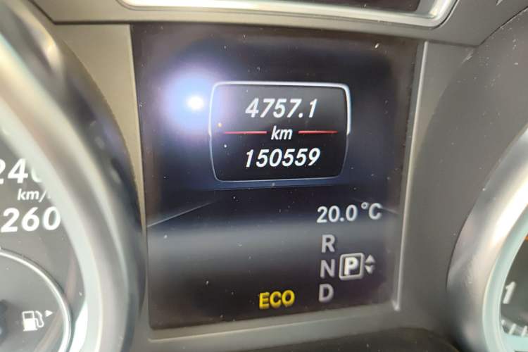 Used Mercedes-Benz M-Class 2014 ML 320 4MATIC Odometer Close Up