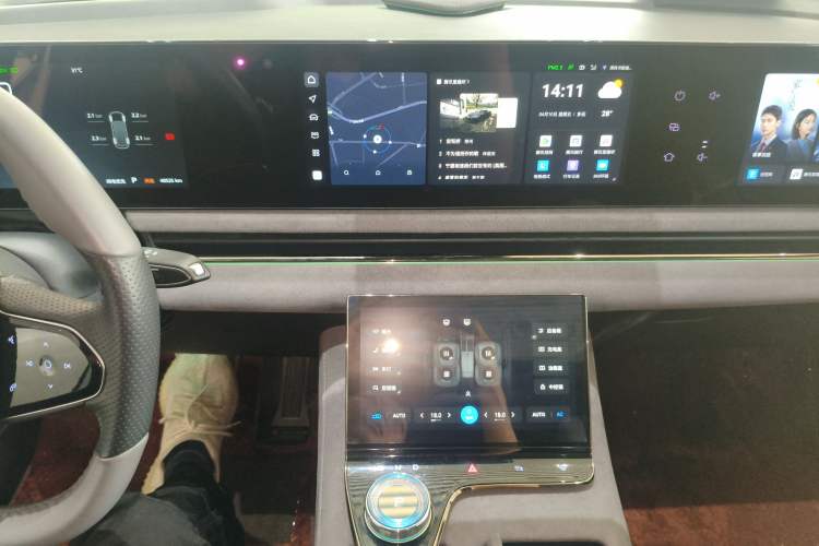 Used VOYAH PASSION 2024 PHEV Four-Wheel Drive Ultra-Long Range Flagship Model Audio And AC Panel