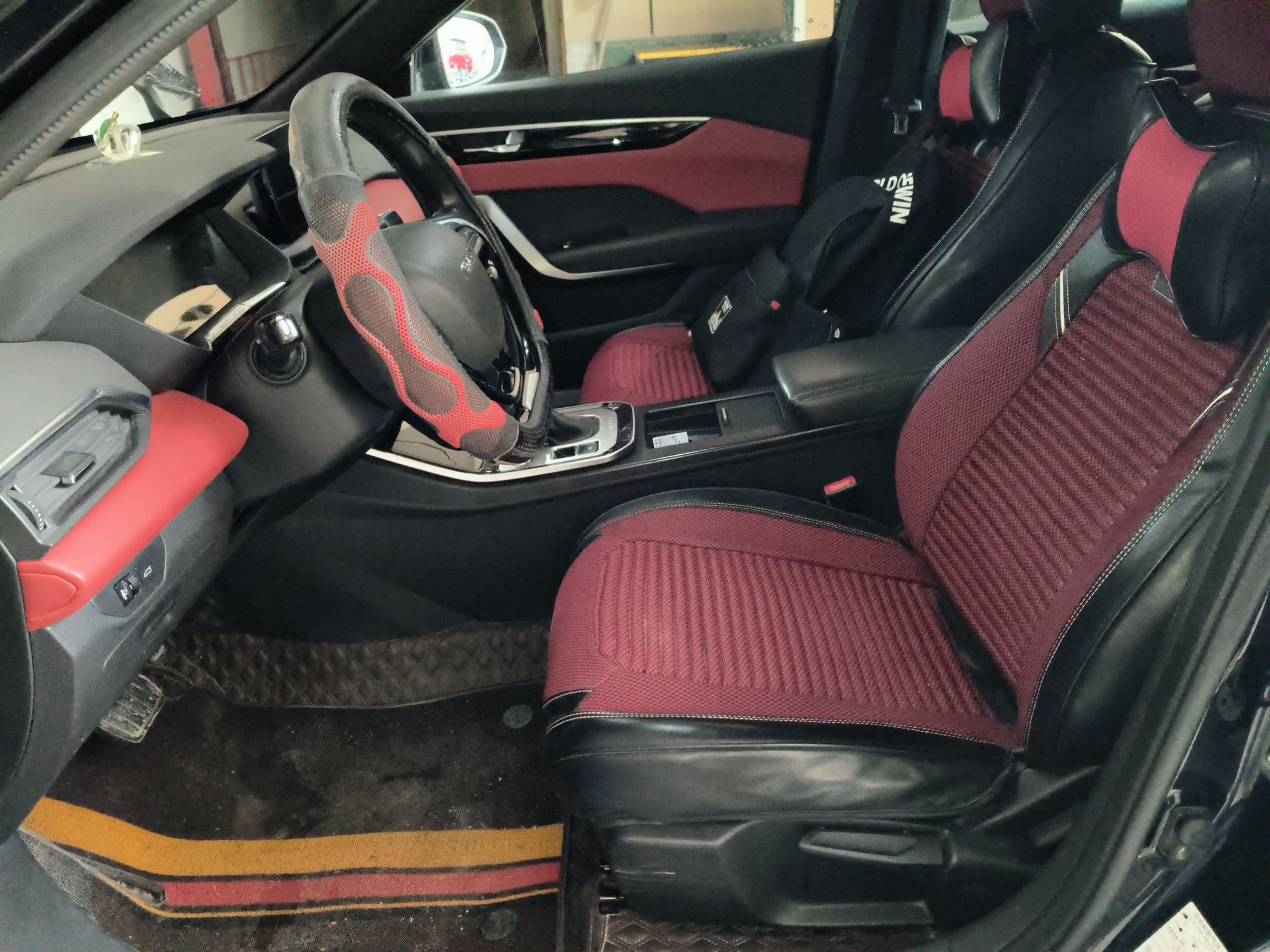 المقاعد الأمامية داخل السيارة