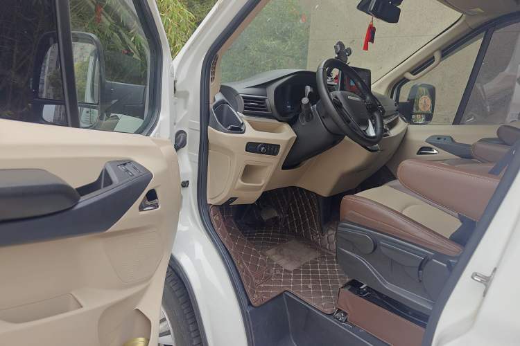 Used SAIC MAXUS V90 RV 2021 2.0T Lifestyle V90 Self-Propelled Class-C RV Flagship Edition with a Small Front Overhead Bed
