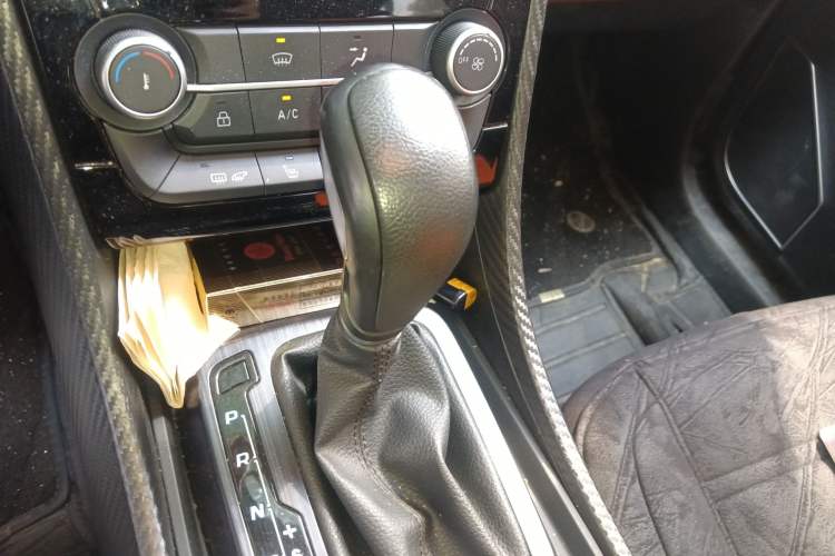 Used JMC Yusheng S330 2016 1.5L GTDi Automatic Two-Wheel Drive Prestige Edition Gear Lever