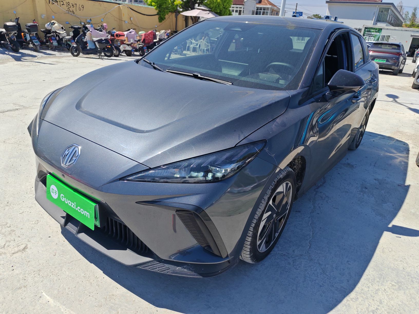 تحت مقدمة السيارة