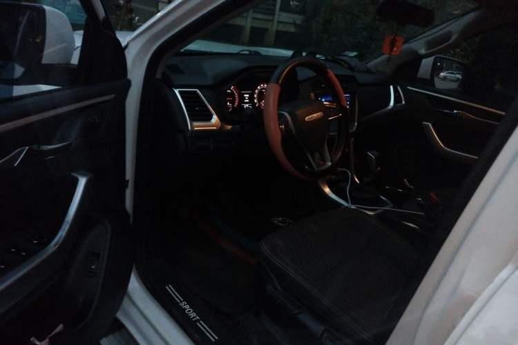 Used SAIC MAXUS T70 2021 2.0T Facelift Diesel Manual Two-Wheel Drive Entry-Level Version with Long Bed and High Ground Clearance
