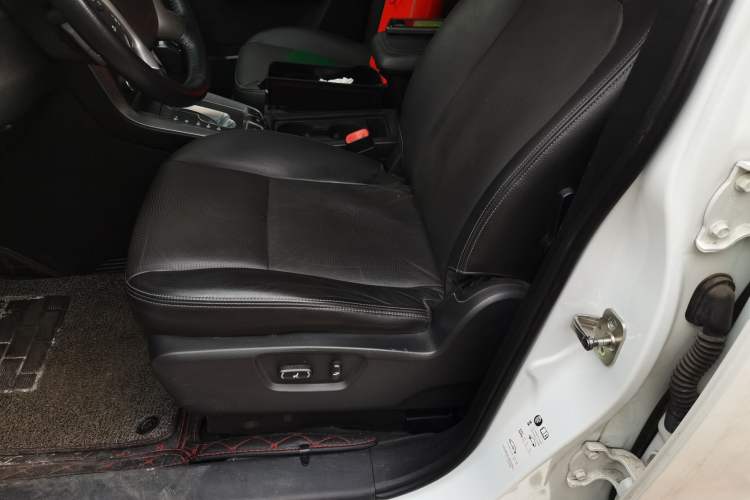 Used Chevrolet Captiva 2017 2.4L 4x4 Flagship Edition 7-Seater Left Front Seat