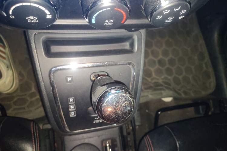 Used Jeep Compass 2014 2.0L two-wheel drive sport version Gear Lever