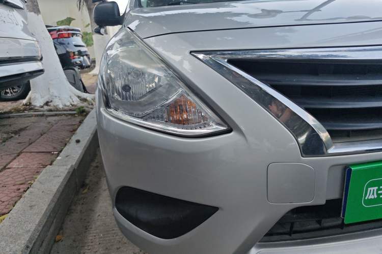 Used Nissan Sunny 2015 1.5XE Manual Comfort Edition Right Front Headlight