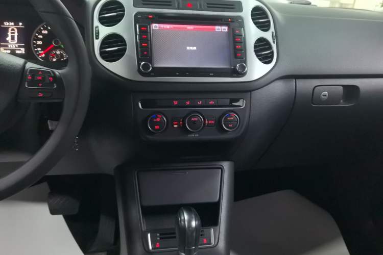 Used Volkswagen Tiguan 2016 300TSI Automatic Two-Wheel Drive Comfort Edition Audio And AC Panel