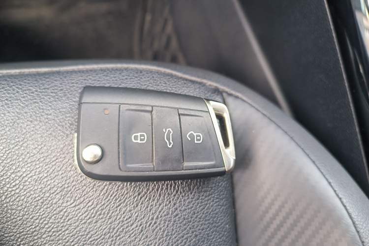 Used Volkswagen T-ROC 2021 280TSI DSG Two-Wheel Drive Comfort Connect 30th Anniversary Edition Vehicle Key