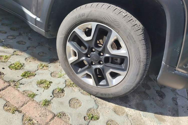 Used Jeep Compass 2017 200TS Automatic High-Performance All-Wheel Drive Edition Right Front Wheel Hub