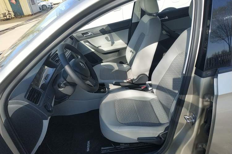 Used Skoda Rapid 2015 1.6L Automatic Smart Selection Model
