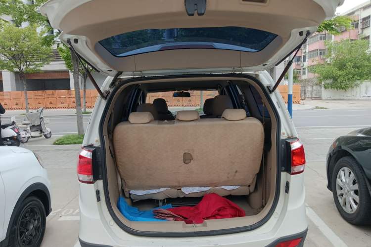 Used Baojun 730 2014 1.5L manual standard trim 7 seats Trunk