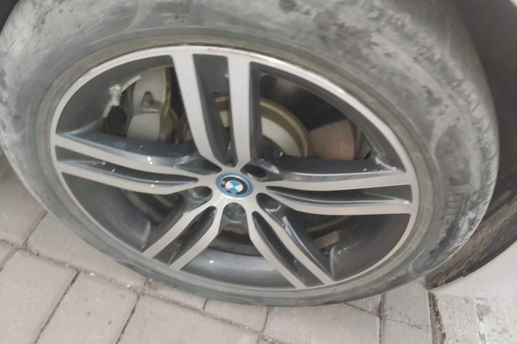 Used BMW 5 Series New Energy 2022 Second Facelift 535Le Luxury Package Right Front Wheel Hub