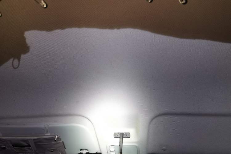 Used Wuling Yangguang 2024 300km Comfort-Grade Passenger Van 60kW
