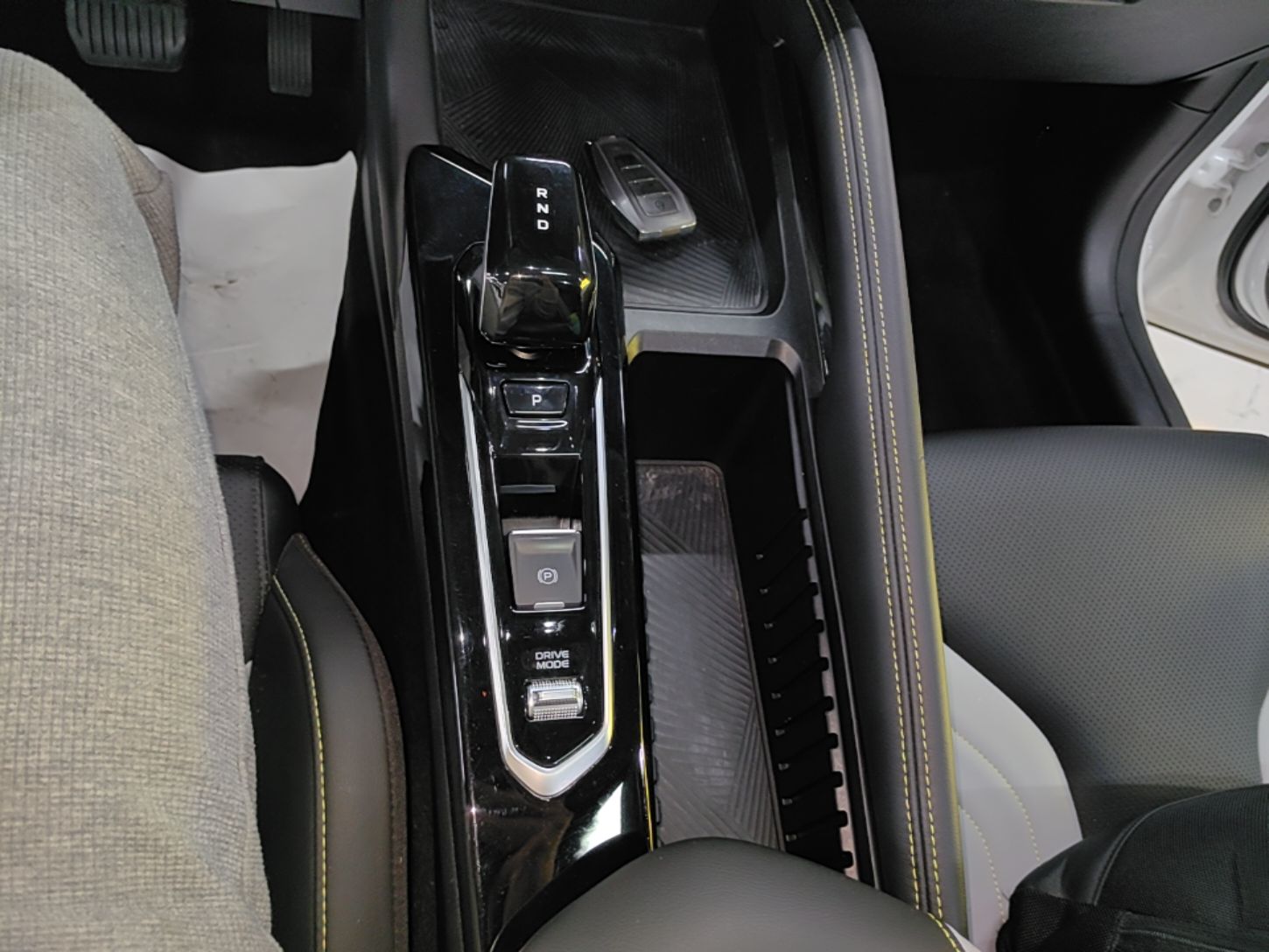 Geely Auto Coolray 2022 Bin Yue COOL 1.5TD DCT Ignite Edition — снимка 16