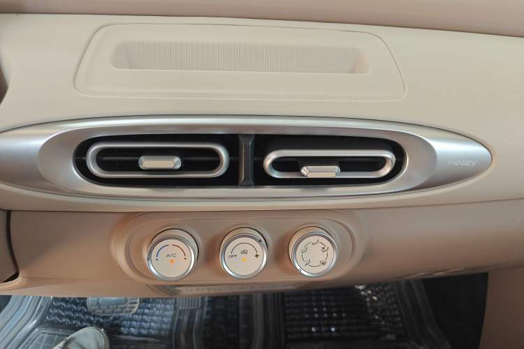 Used Wuling Hongguang MINIEV 2025 Four-Door Version Advanced Edition Audio And AC Panel