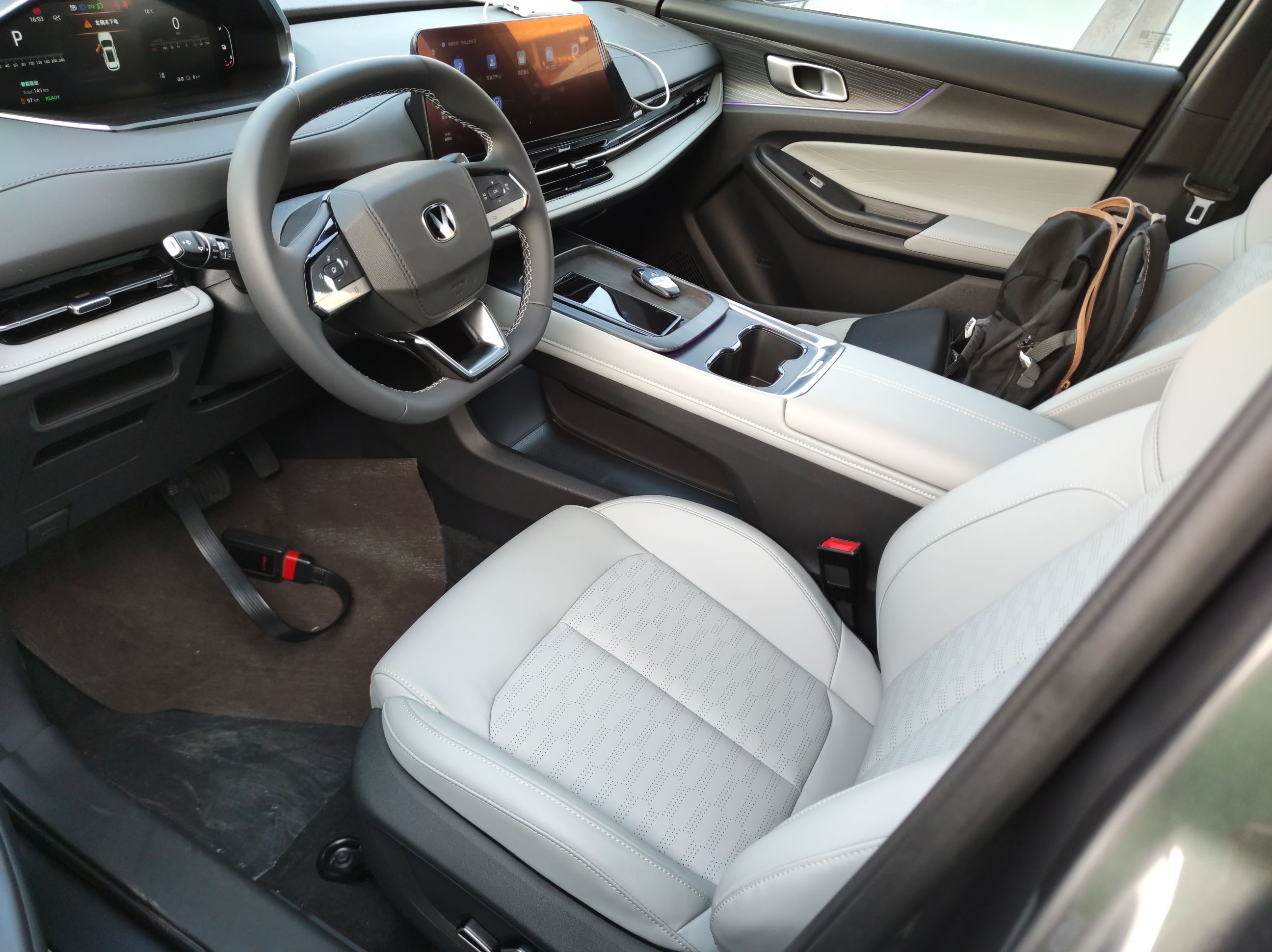 المقاعد الأمامية داخل السيارة