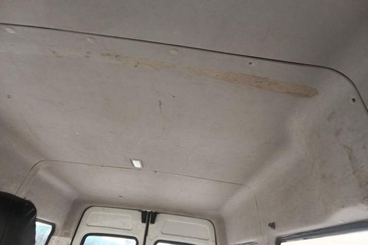 Used SAIC MAXUS Xintu V80 2014 2.5T Aotuntong Short Wheelbase Mid-Roof Model