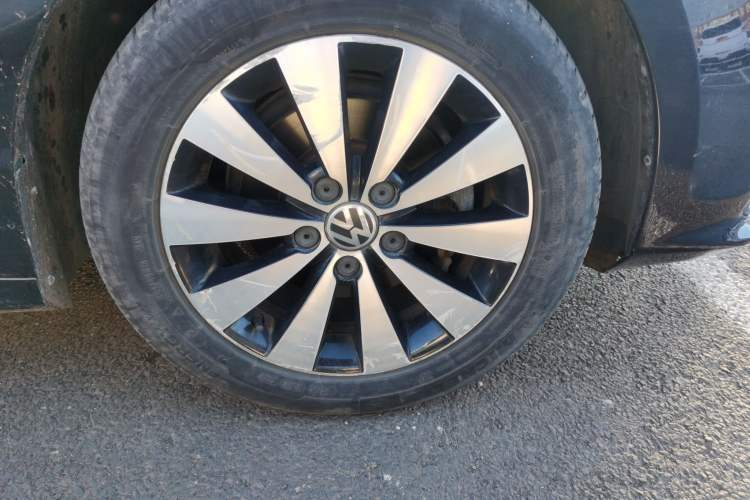 Used Volkswagen Sagitar 2017 1.6L Automatic Comfort Model Right Front Wheel Hub