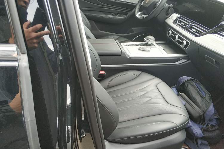 Used Hongqi HS5 2025 2.0T Two-Wheel Drive Flagship Pro Edition Right Front Seat