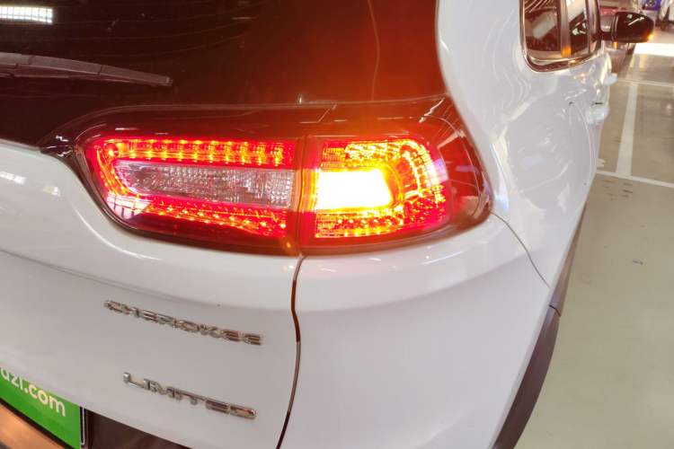 Used Jeep Cherokee 2020 2.0L Two-Wheel Drive Classic Sports Edition