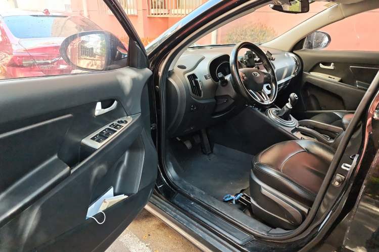 Used Kia Sportage R 2015 2.0L Manual Two-Wheel Drive GL Model
