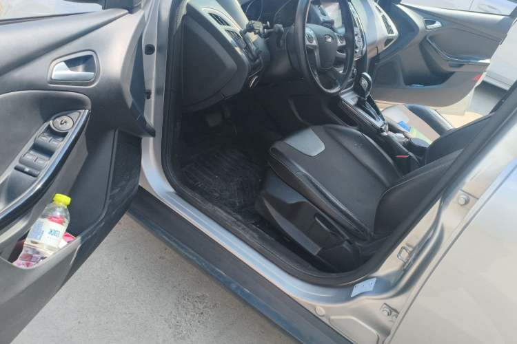 Used Ford Focus 2012 Sedan 1.6L Automatic Fashion Edition
