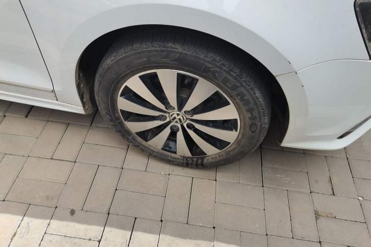 Used Volkswagen Sagitar 2018 1.6L Manual Comfort Model Right Front Wheel Hub