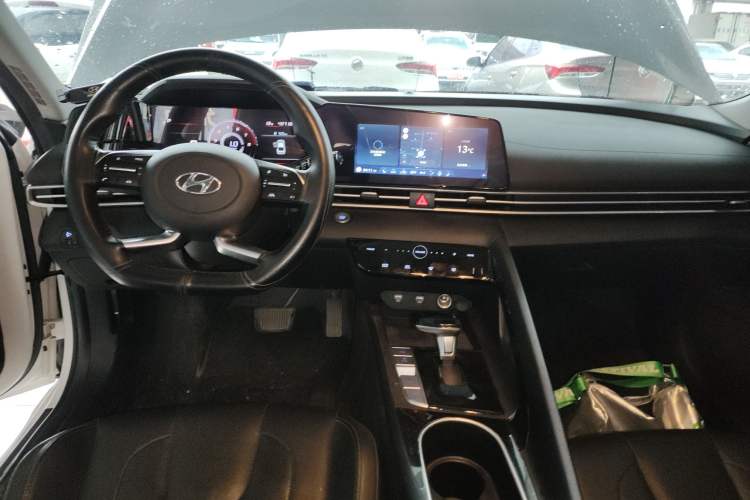 Used Hyundai Elantra 2021 1.5L CVT LUX Prestige Edition Center Console