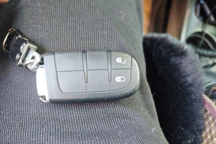 Used Dodge Journey 2013 2.4L Two-Wheel Drive Luxury Version Vehicle Key