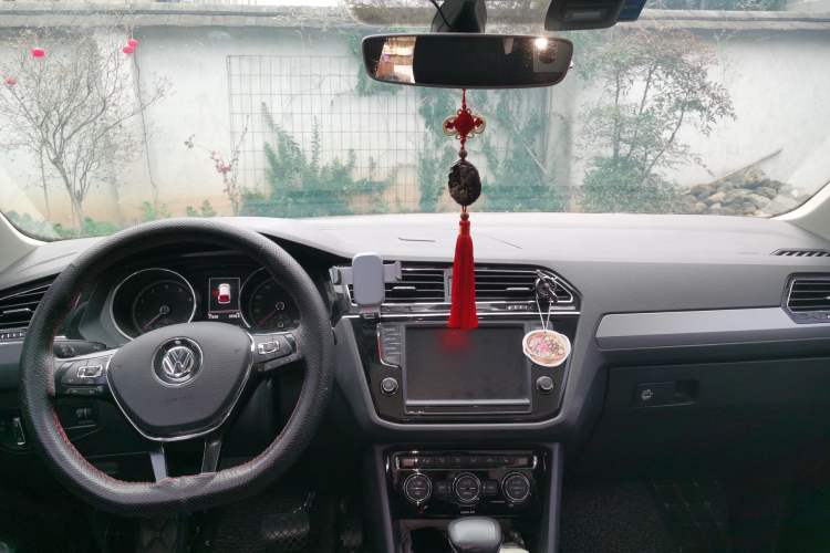 Used Volkswagen Tiguan L 2017 330TSI Automatic Two-Wheel Drive Luxury Edition Center Console