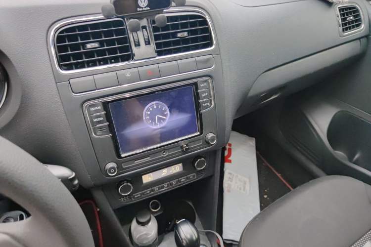 Used Volkswagen Polo 2013 1.6L Automatic Comfort Edition Audio And AC Panel