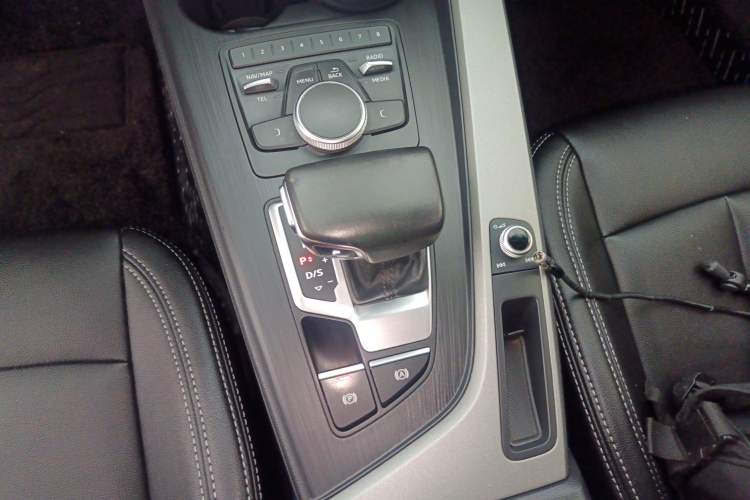 Used Audi A4L 2018 30th Anniversary Edition 40 TFSI Trendy Model Gear Lever