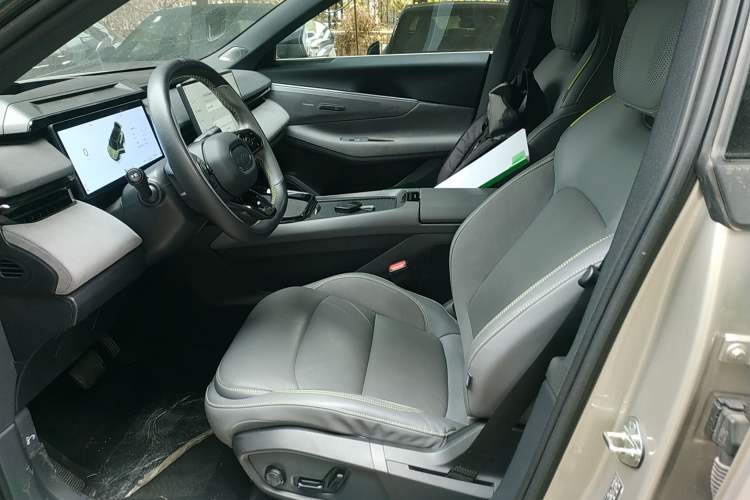 Used Lynk & Co 08 EM-P 2023 120km Long-Range Halo