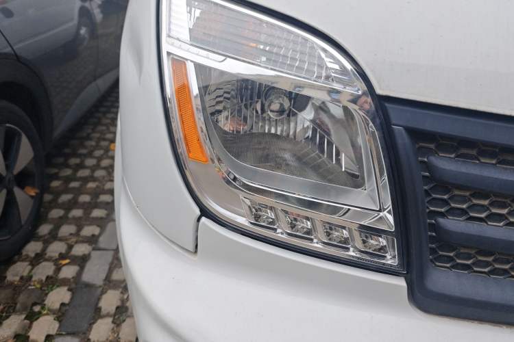 Used SAIC MAXUS Xintu V80 2021 2.0T Manual Classic City Delivery King Short Wheelbase Mid-Roof Design 3 Seats
