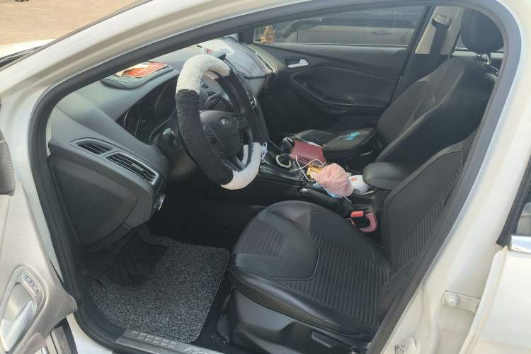 Used Ford Focus 2015 Hatchback EcoBoost 125 Manual – Ultra-Style Edition
