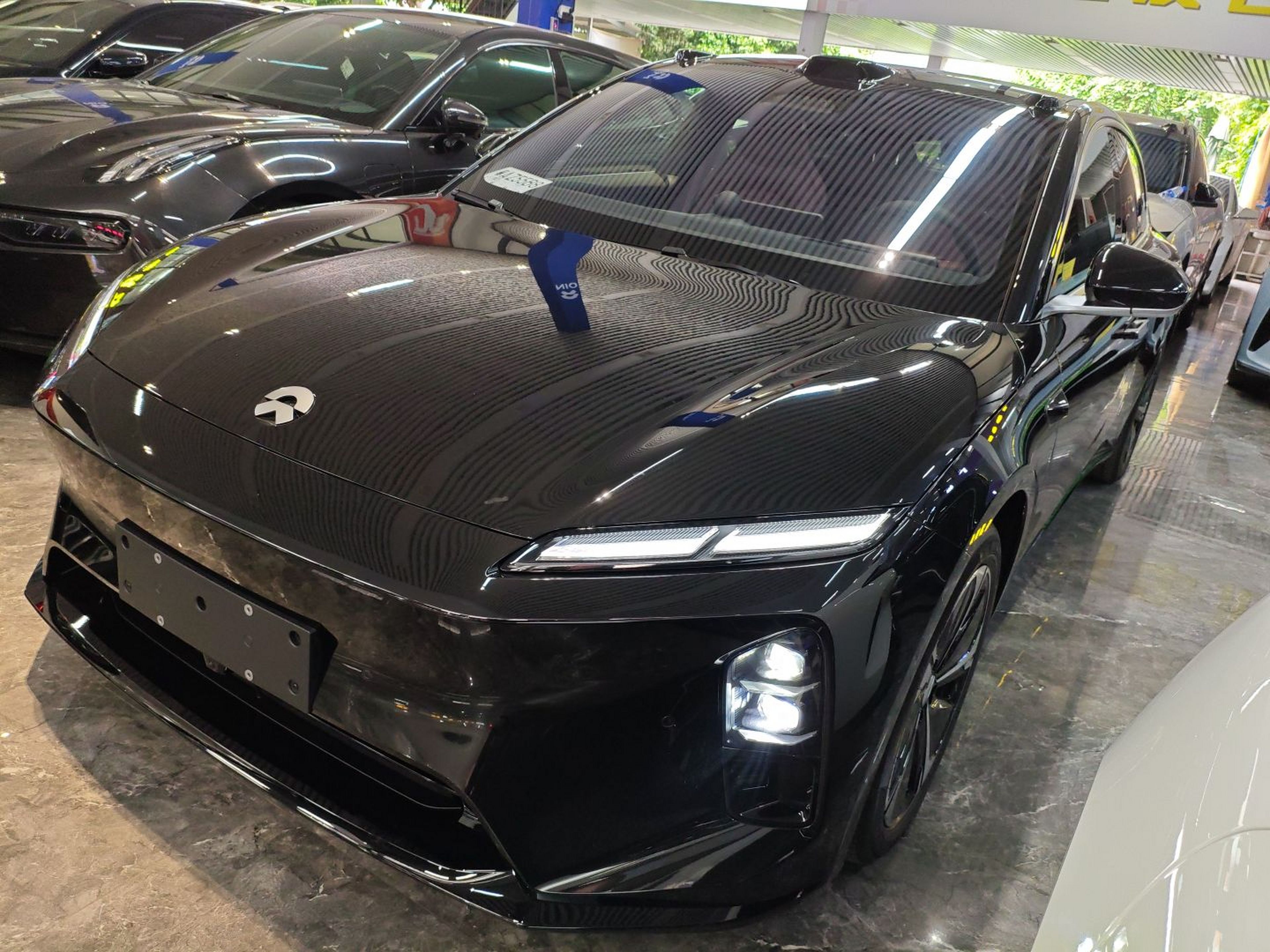 Под передней частью автомобиля