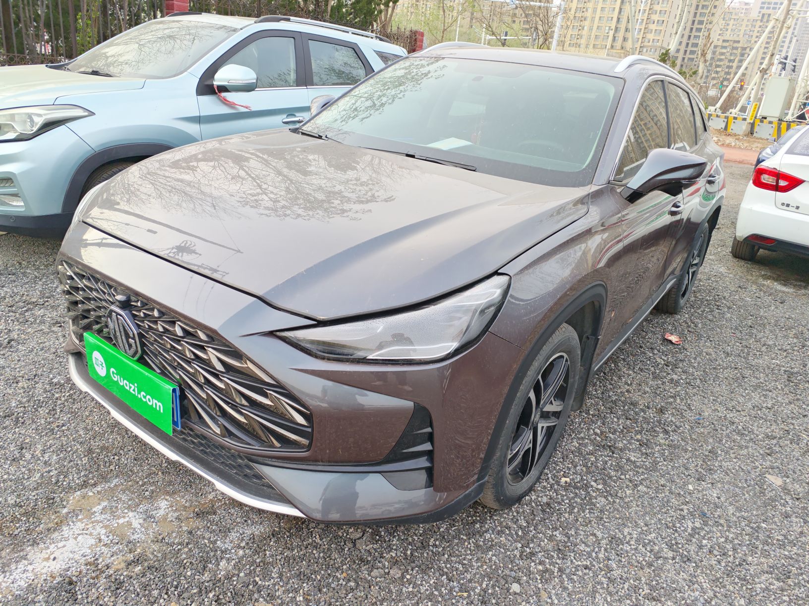 Под передней частью автомобиля