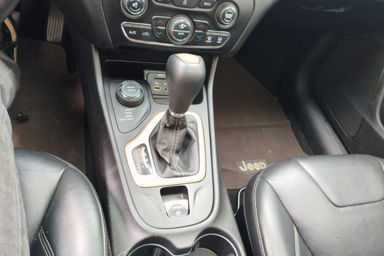 Used Jeep Cherokee 2014 2.4L Luxury Edition Gear Lever