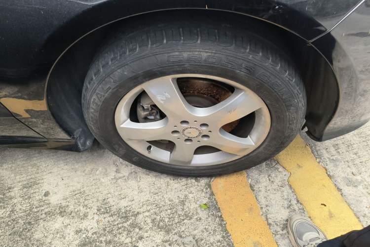 Used Mercedes-Benz R-Class 2015 R 400 4MATIC Business Model Right Front Wheel Hub