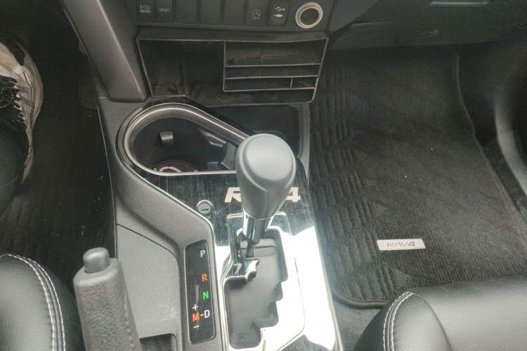 Used Toyota RAV4 2016 2.0L CVT Two-Wheel Drive Fashion Edition China V Standard
