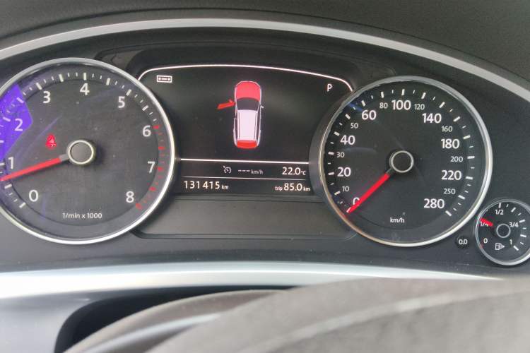 Used Volkswagen Touareg 2015 3.0 TSI Standard Model Odometer Close Up