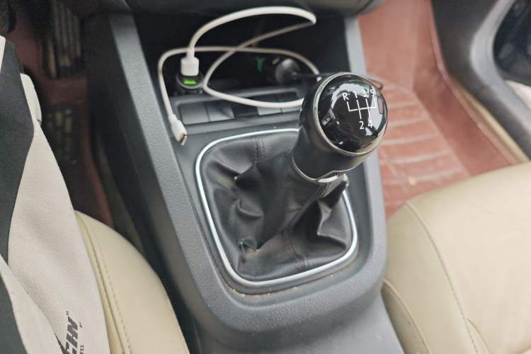 Used Volkswagen Sagitar 2014 Revised Version 1.6L Manual Comfort Edition Gear Lever