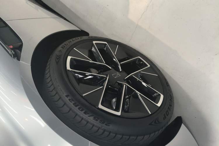 Used Avatr 12 2025 Year Updated Ultra Extended-Range Version Left Front Wheel Hub