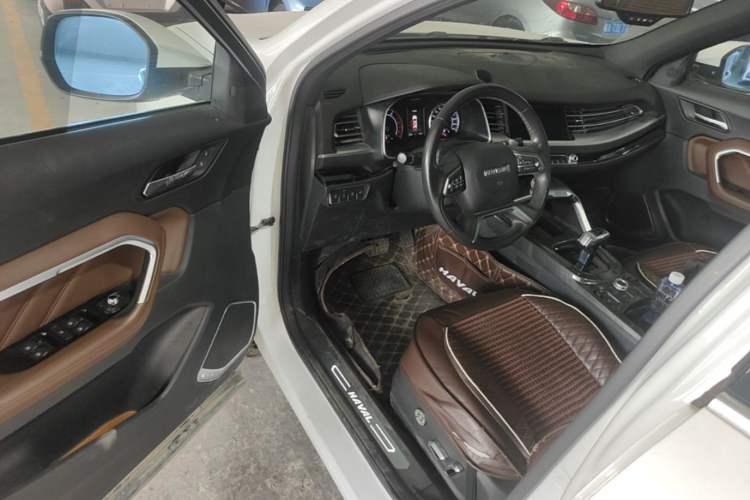 Used Haval H6 2017 Red Label 2.0T Automatic Two-Wheel Drive ZhiShang Model Driver Seat
